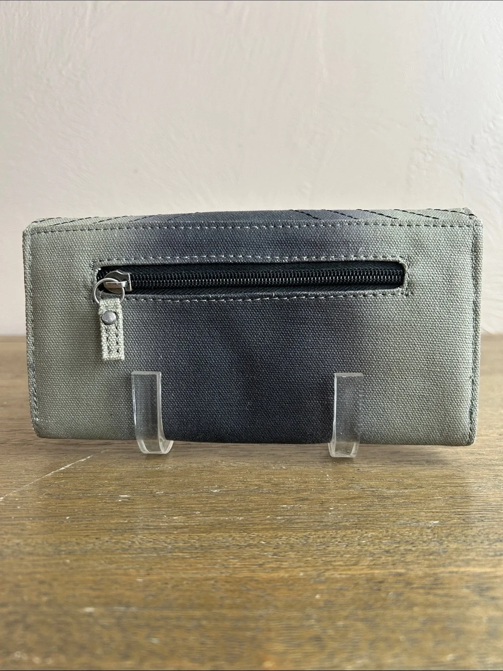 RVCA Canvas Fold-Over Women’s Wallet/Clutch. Features A Gray/Black Ombre Design.